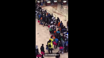 ¡Sin pasaporte, sin DNI, sin dinero, pero con movil, comida y hotel esperándoles en Madrid y españoles en barracones, pasando hambre y arruinados!