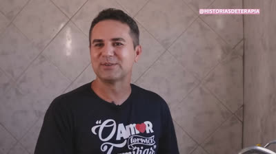 HOMEM GAY E SOLTEIRO ADOTA 12 ADOLESCENTES