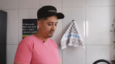 DEPOIS DA MORTE DA MÃE ELE SE TORNOU PAI DO IRMÃO MAIS NOVO